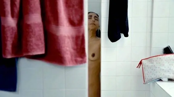 Golshifteh Farahani Topless Scene din „Doi prieteni”