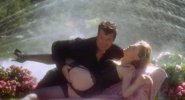 Τζούλι Μπόουεν κώλο