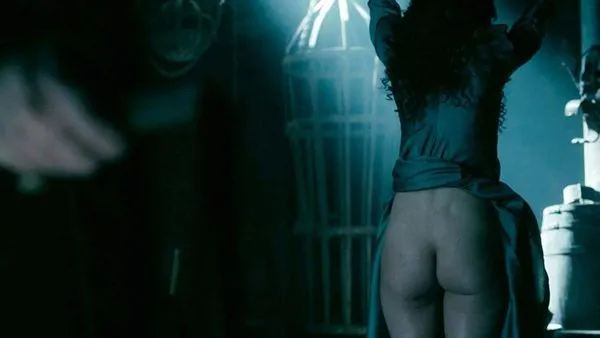 Karen Hassan toppløs scene