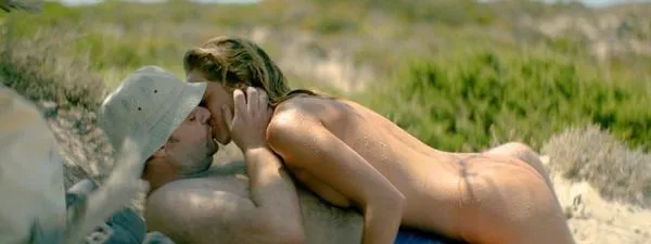 Elli Tringou alaston seksi kohtaus ”Rusketus”