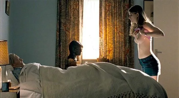 Сцена топлесс с Джоди Уиттакер