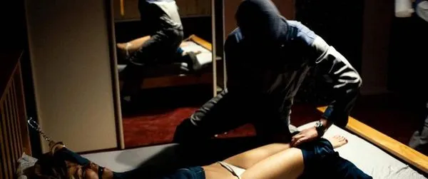 ‘ப்ளூட்லிங்கில்’ இருந்து சாரா க்ரோனிஸ் புஸ்ஸி காட்சி