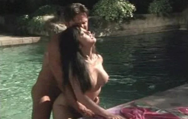 Christine Nguyen Scène de sexe nue dans le film Hollywood Sexcapades