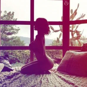 Nadine Velazquez agenollada a la foto filtrada