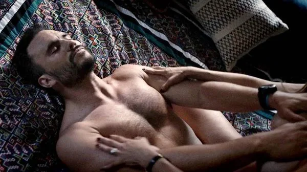 Nadine Velazquez escena de sexe en topless