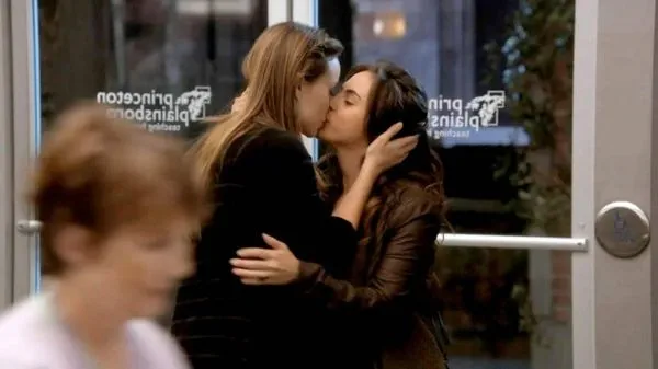 אוליביה ווילד וג'קלין ג'ונט לסבית נשיקה מ'בית MD '