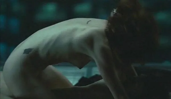 Lauren Lee Smith는 병리학 영화에서 남자를 탄다.