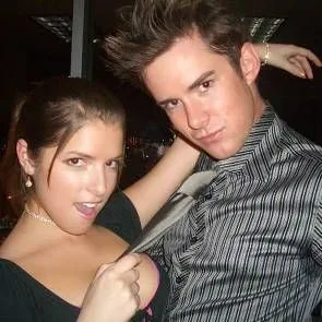 Сиськи Анны Кендрик в декольте