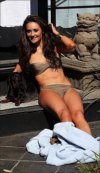 ビキニでセクシーなクレア・クーパー