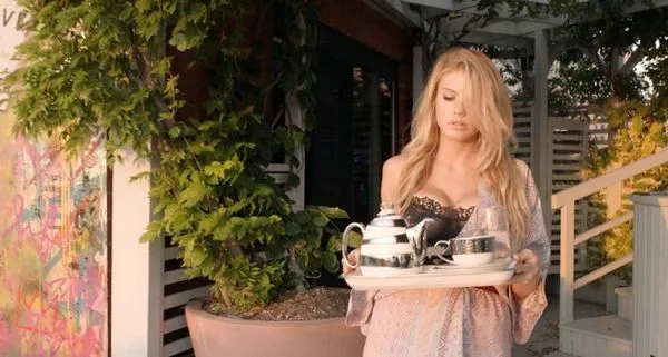 Charlotte McKinney must rinnahoidja