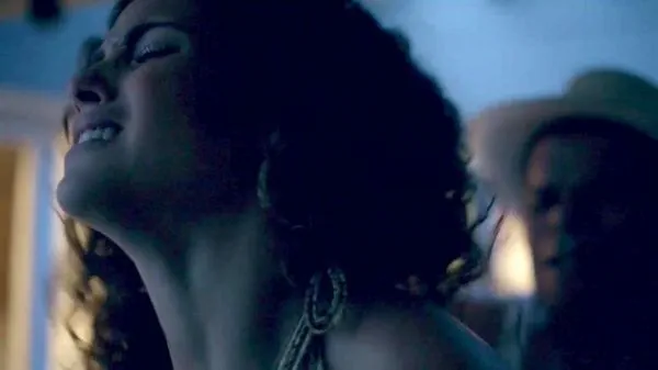 Adria Arjona sexy follando escena