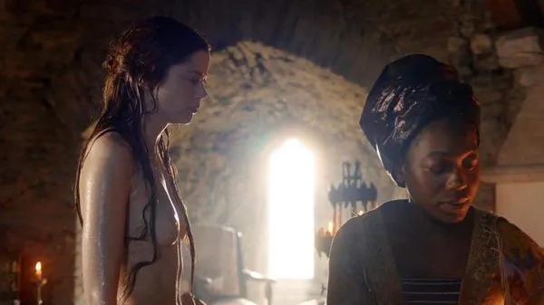 Charlotte Hope nuoga scena iš „Ispanijos princesės“