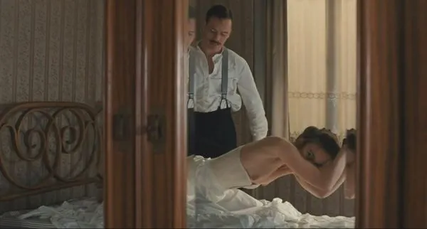 Keira Knightley çıplak