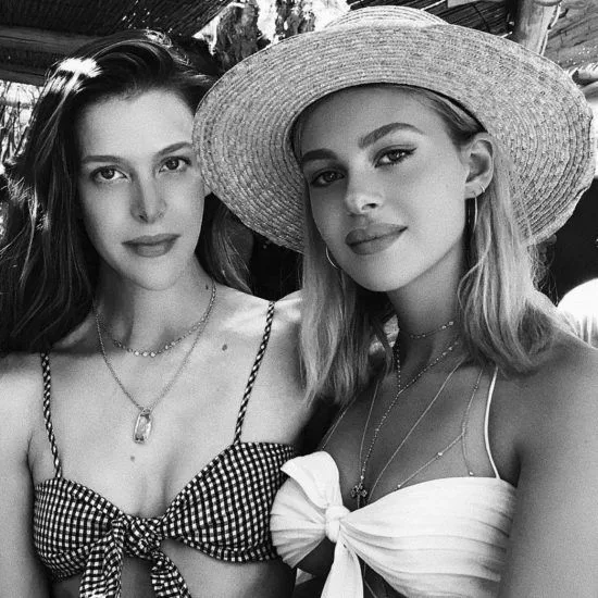 Nicola Peltz kuuma ystävänsä kanssa