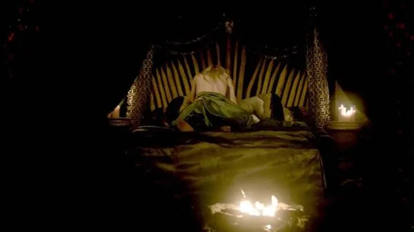 Katheryn Winnick ratsastaa orjaansa