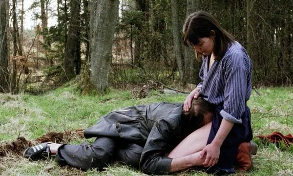 アンゲラ・ヴィンクラーが森の中で裸になりながらセックスを強要される