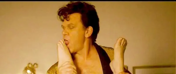 Джена Фишер сцена на крака