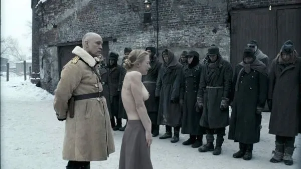 ناتالي بريس عارية الثدي مشهد من 'في ترانزيت'