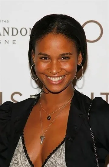 Joy Bryant decolteu