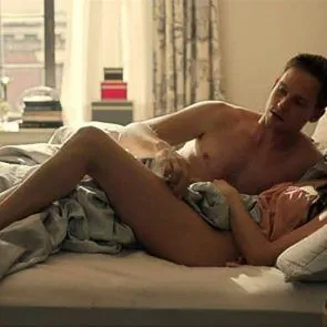 Меган Маркл злегка оголена в костюмах