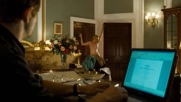 Emma Williamsová Nahá scéna z filmu „První noc“