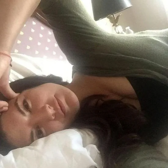 Gina Carano nua na cama