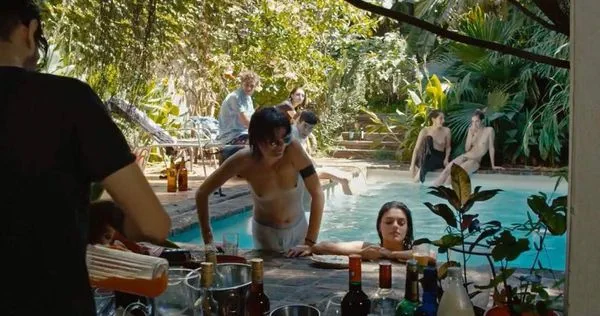 Гола сцена Аилин Заниновицх са Полом Бертолини и Цумелен Санз из филма „Пенелопе“