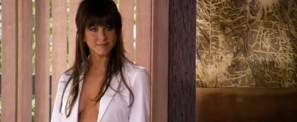 하녀 복장의 제니퍼 애니스톤