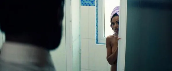 Escena sexy de Melanie Liburd