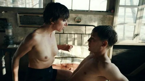 Julia Koschitz escena de sexo desnuda de 'A Minute’s Silence'