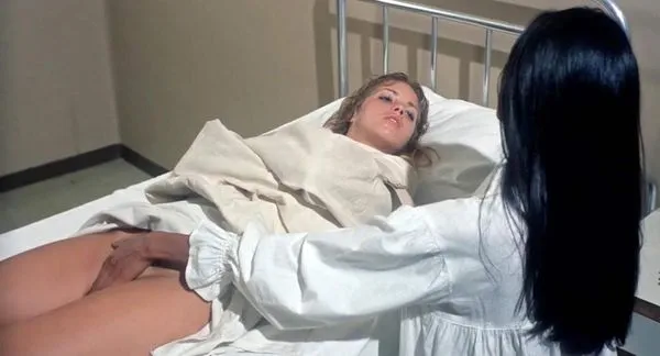 Laura Gemser Porn Scene: Touching Cindy Leadbetter’s Bush w „Emanuelle and the Last Cannibals”