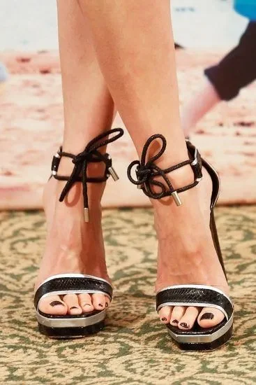 Rosamund Pike picioare în sandale