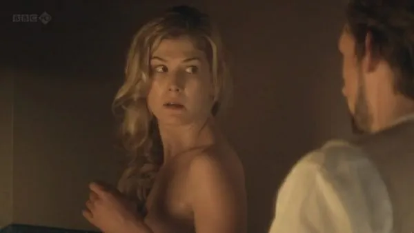 Scena de nud a lui Rosamund Pike