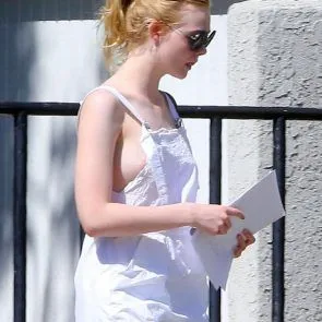 エル・ファニングの裸のニップスリップ