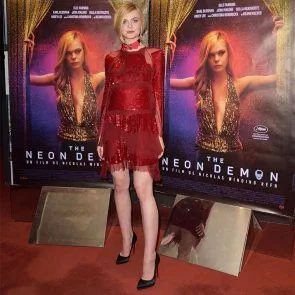 エル・ファニングのセクシーな脚