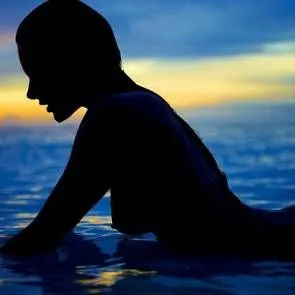 Alessandra Ambrosio u toplesu u moru