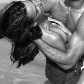 Alessandra Ambrosio u toplesu s muškarcem