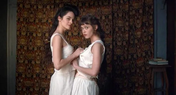 Noemie Merlant i Mathilde Warnier gola lezbijska scena iz filma 'Curiosa'