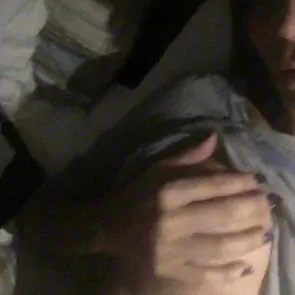 Catherine Bell ținând țâțele