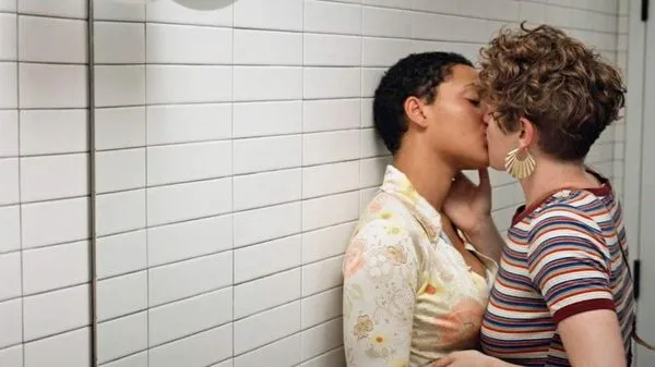 Kenzie Elizabeth & Kiersey Clemonsin alaston lesbo-kohtaus Easy-ohjelmasta