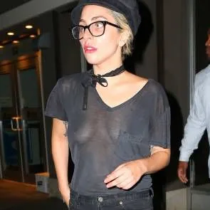 Леді Гага Braless крупним планом