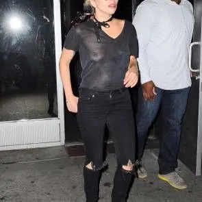 Леді Гага, показуючи соски