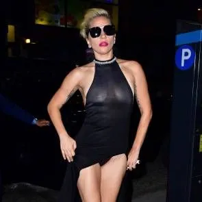 Леді Гага соски та спідниця на вулиці