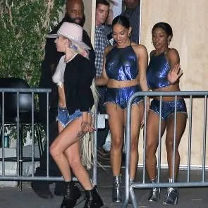 Леді Гага сиськи збоку