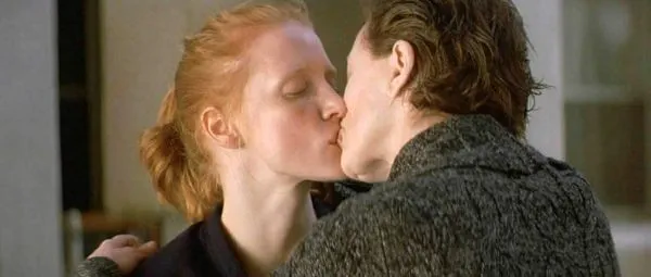 Adegan Lesbian Frances Fisher & Jessica Chastain dari ‘Jolene’