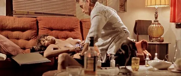 Halle Berry gole joške v sceni seksa