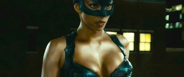 Vroč dekolte Halle Berry