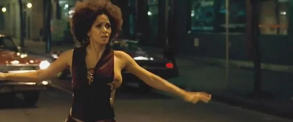 Halle Berry gola spodrsljaj