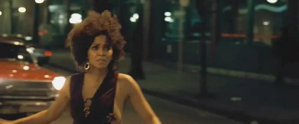 Halle Berry joški zdrsnejo