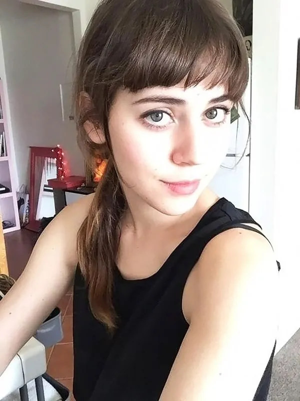 テッサ・イアのヌード写真とトップレスのセックスシーンの編集